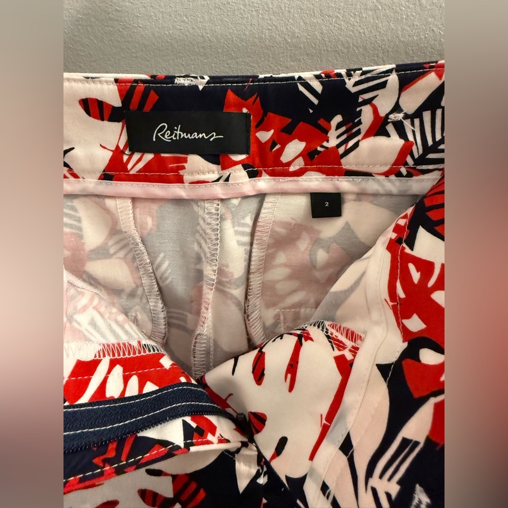 Reitmans | Vibrant Red and Navy Tropical Patterned Floral 7/8 Capri Pants - Picture 10 of 15